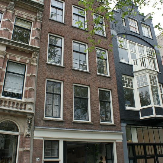 Huis vanwege de van zeedijk 9 hierheen overgebrachte zandstenen onderdelen van de gevelhals