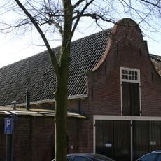 Baljuwhuis, koetshuis en muur