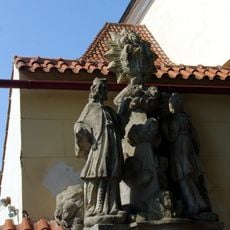 Kašna a sousoší u zdi kostela Nejsvětější trojice v Kutnohorské ulici v Kolíně