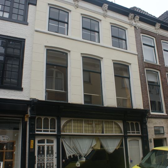 Gebouw met kroonlijst op gesneden rococo-consoles