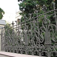 Ограда с решеткой (Пресненский)