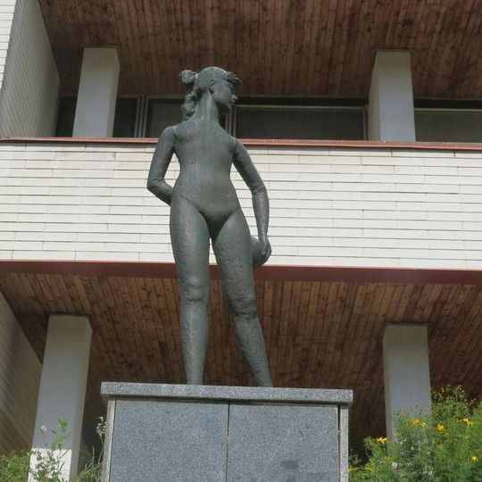 Socha sportovkyně před školou v Mojžíři