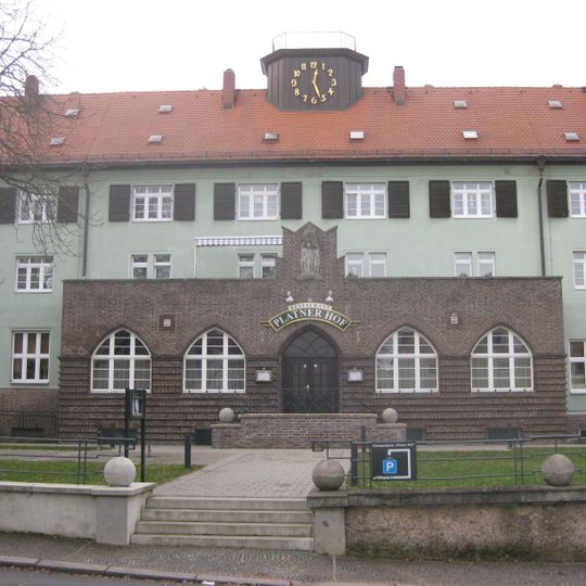 Wohnblock mit Gaststätte, ehemals Genossenschaftsheim »Platner Hof« Platnerstraße 32; 34; 36