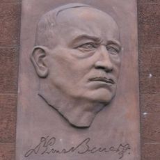 Pamětní deska Edvarda Beneše na škole na Benešově náměstí v Teplicích