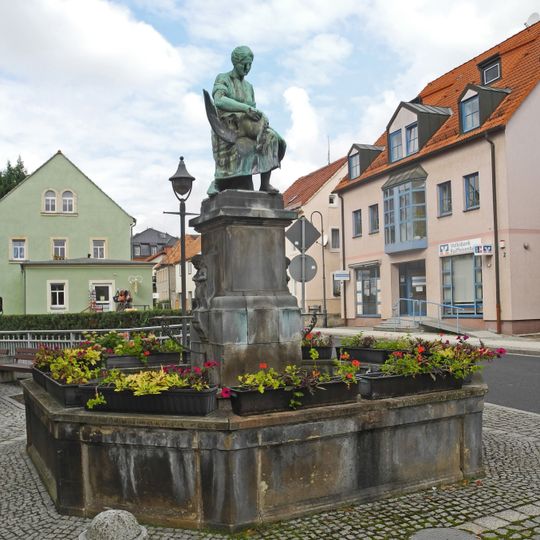 Brunnen mit weiblicher Sitzfigur Haußmannplatz -