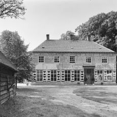 Huis Luchtenburg: landhuis in Empire stijl met boerderij, bakhuis en schuur