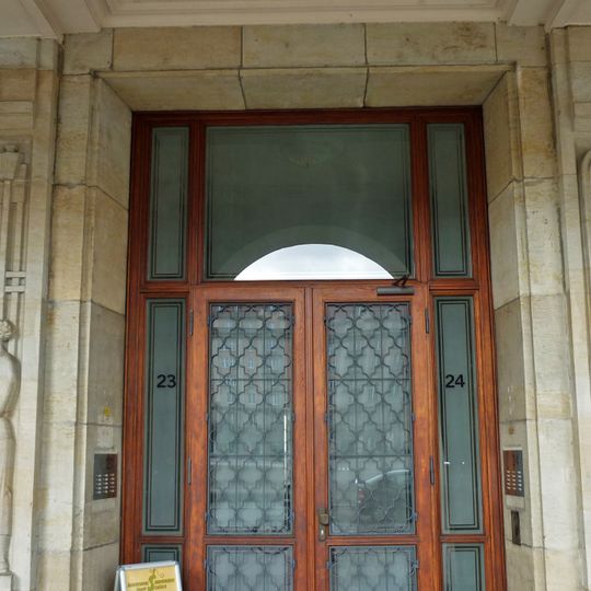 Reliefpaar Junge Frauen und Junge Männer in der Freizeit