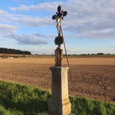 Kříž u silnice západně od Plešic