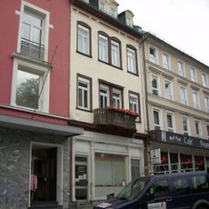 Schmales, dreigeschossiges Gebäude