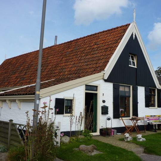 Vissershuis onder zadeldak met houten voorschot en zolderluik