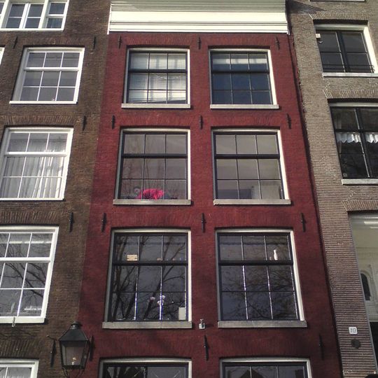 Pand met gevel onder rechte lijst met goede roedenverdeling op de verdiepingen