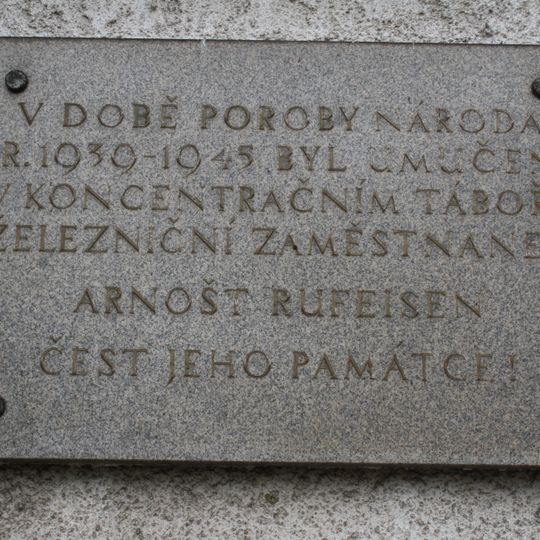 Pamětní deska Arnošta Rufeisena na nádraží Studenec