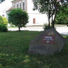 Památný kámen ve středu obce Světlík