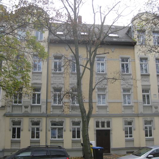 Mietshaus in geschlossener Bebauung mit Vorgarten Albrechtstraße 40