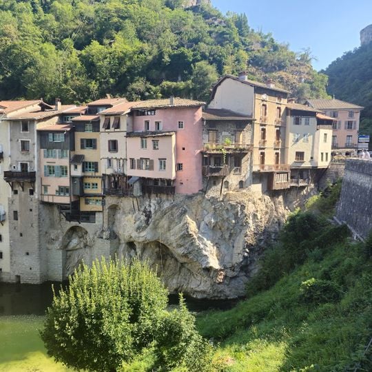 Les Maisons suspendues