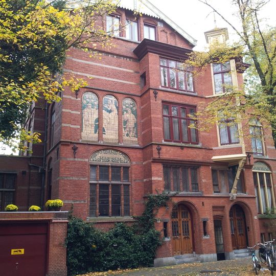 Woonhuis in een mengsel van neogotiek en neo-renaissance, gevelmozaiek