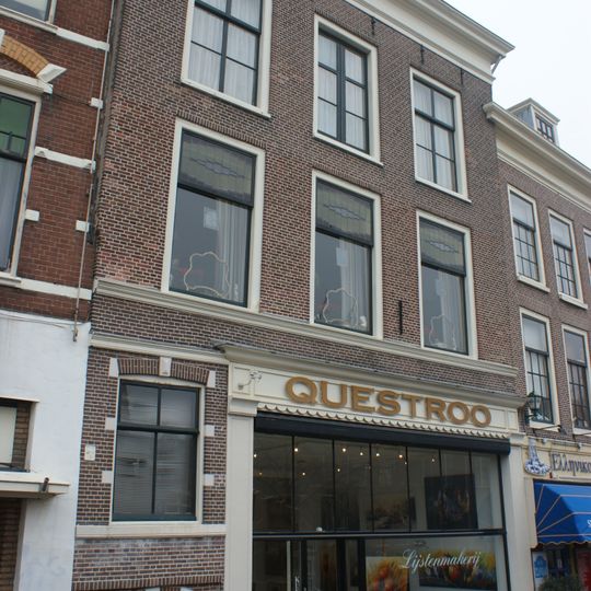 Pand met gevel met rechte kroonlijst