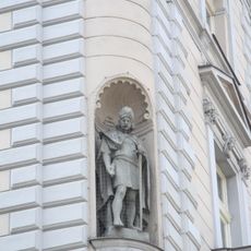 Socha Jiřího z Poděbrad na rohu domu Nitranská 988/19