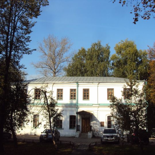 Служебный корпус у Передних ворот — комендантский дом