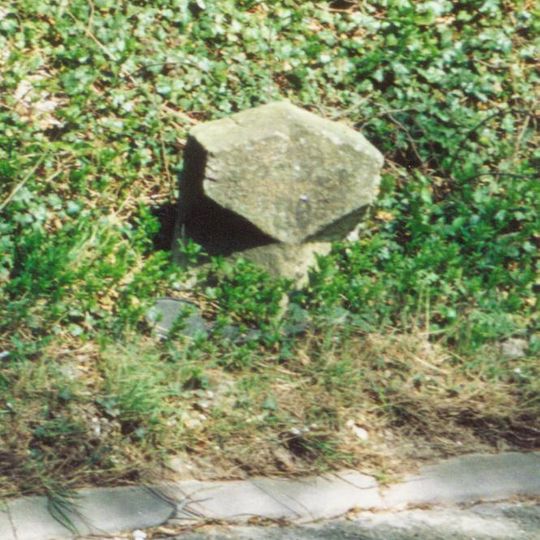 Milestone, cutting, E of W Kennet; 300m E of lay-by