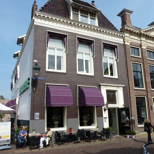 Hoekpand met smalle gevel aan de Grote Kerkstraat
