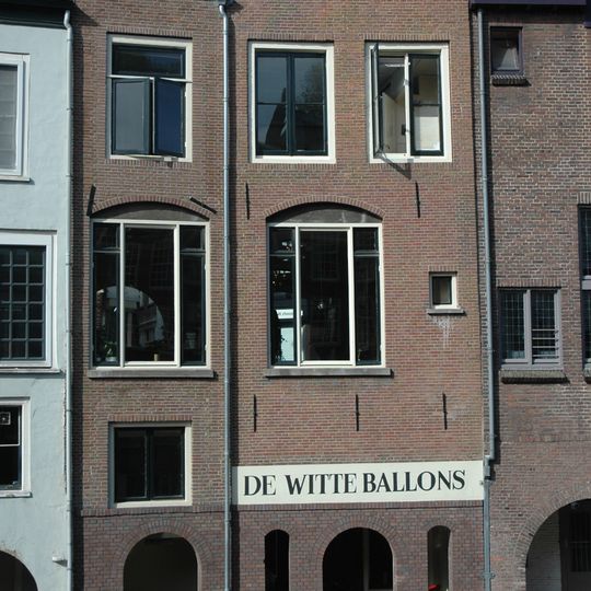 Pand met smalle gepleisterde lijstgevel aan de Oudegracht zijde