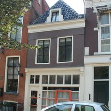 Smal pandje met verdieping onder zadeldak met voorschild