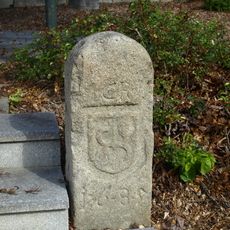 Hraniční kámen na náměstí v Ledenicích na pravé straně schodiště