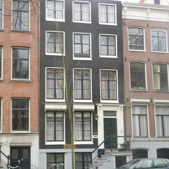 Pand met gevel deur en empire roedenverdeling