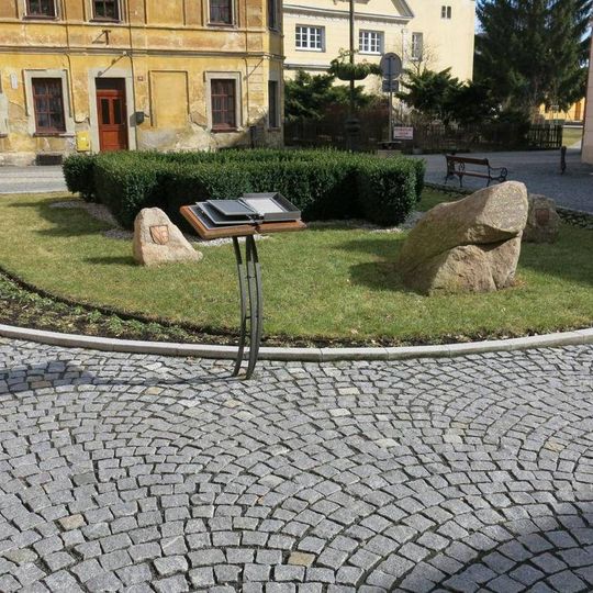 Pomník partnerství s městem Rastatt u městského úřadu v Ostrově nad Ohří