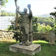 Socha rudoarmějce na hřbitově v Nejdku