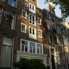 Pand met halsgevel met siertrossen en een schelp in het fronton