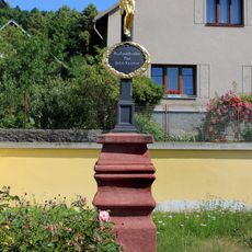 Kříž u kaple v Býkovicích