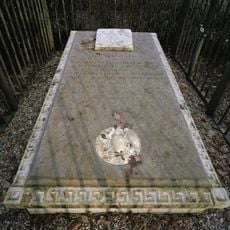 Grafmonument opgericht ter nagedachtenis aan de laatste bewoners van het huis, de heer en mevrouw Lefèvre de Montigny-Bisdom van Vliet gesitueerd in het overpark