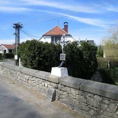 Kříž na mostě přes Nezdický potok v Žichovicích