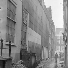 Tweelinghuis met gezamenlijke gevel van het "type met kleine blokjes" onder niet-oorspronkelijke trapeziumtop