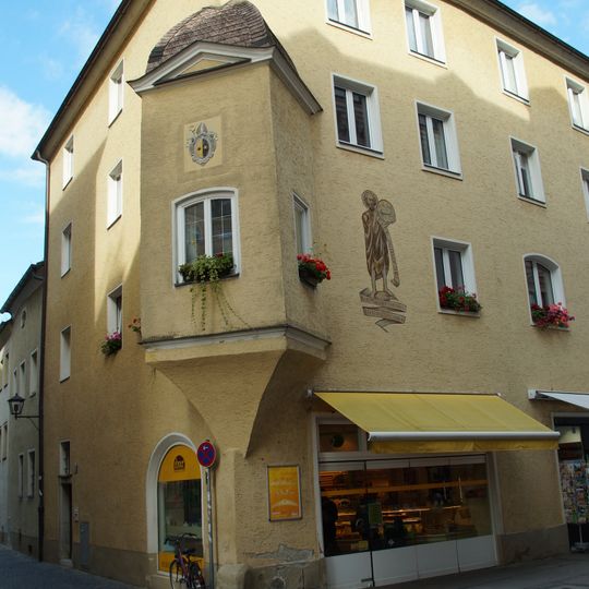 Wohnhaus, bestehend aus ehemaliger Dechantei und ehemaligem Getreidekasten des Kollegiatstiftes St. Johann