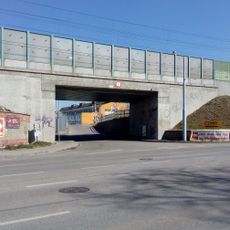 Železniční most přes Skuherského ulici
