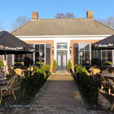 Pand onder schilddak met hoekschoorstenen