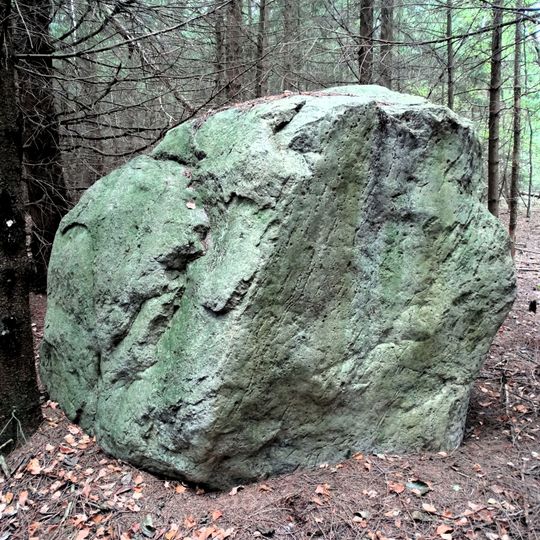 Varkalių miško akmuo