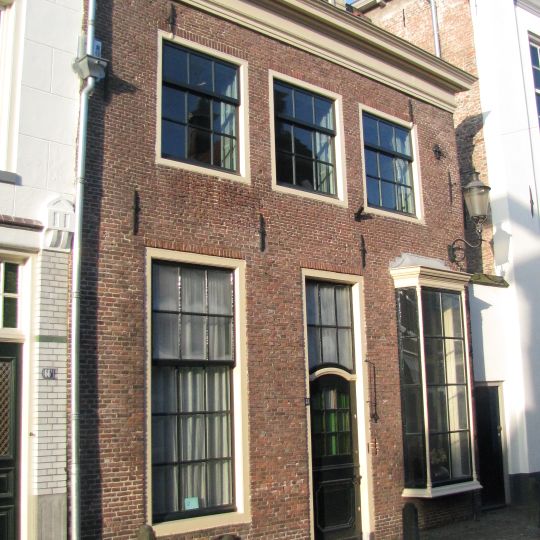 Huis met lijstgevel met uitgebouwde uitstalkast van de winkel