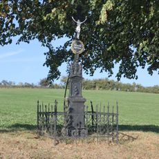 Kříž u silnice západně od Radošova