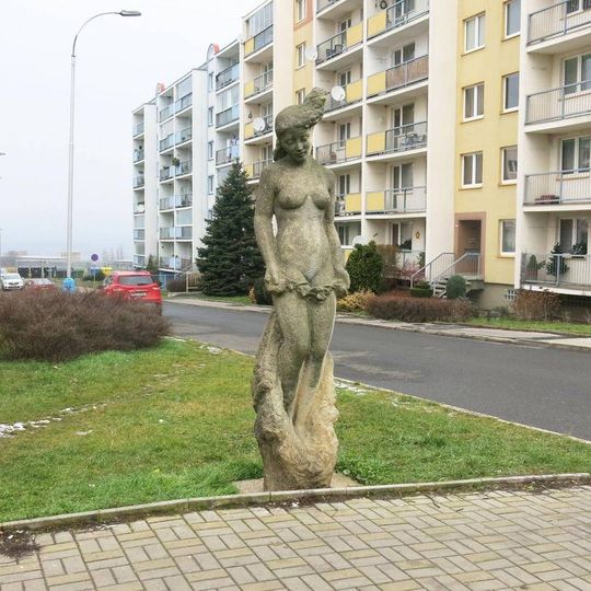 Socha Dar přírody v ulici V Závětří v Trnovanech