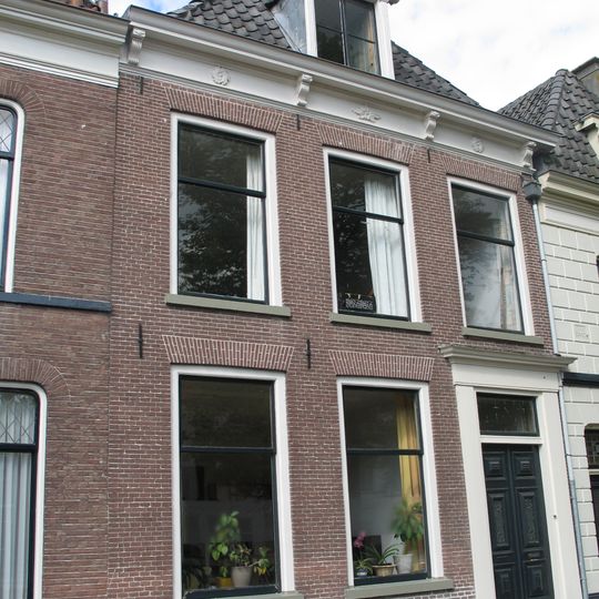 Pand met lijstgevel, voordeuromlijsting en dakkapel