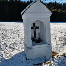 Kaplička jižně od vsi