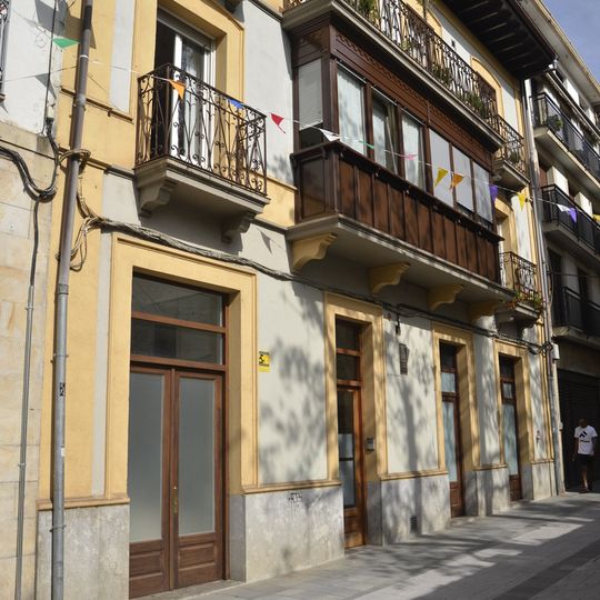 Atzeko kalea 1 etxea