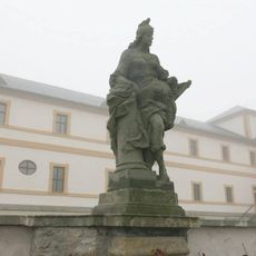 Socha alegorie Statečnost na terase špitálu v Kuksu