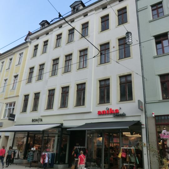 Mietshaus mit Läden in geschlossener Bebauung Berliner Straße 12