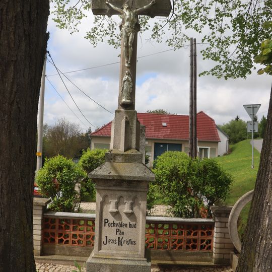 Kříž na křižovatce v Radoticích