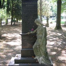 Ondrejský cintorín, náhrobník so sochou